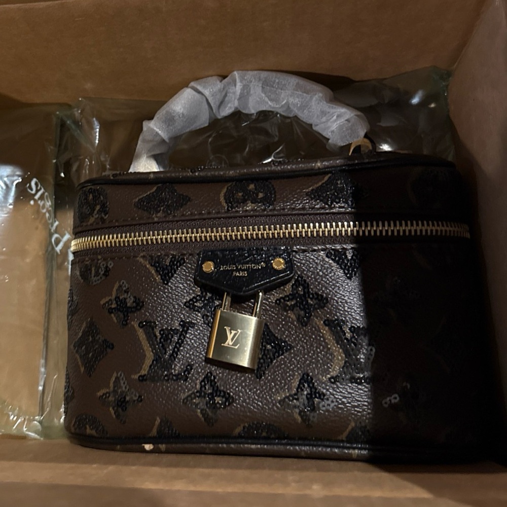 Louis Vuitton Vanity EXCLUSIVE!!!! LIMITED HOLIDAY EDITION ! SKI Collection - Picture 6 of 9